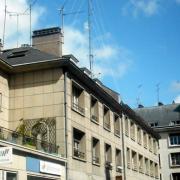 l'immeuble du groupe et les antennes