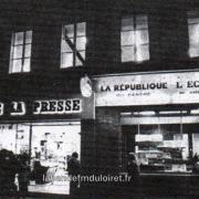 les premiers locaux, place de la république