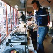 La manifestation de février 1985. l'animateur Chapouteau dans le camion-studio